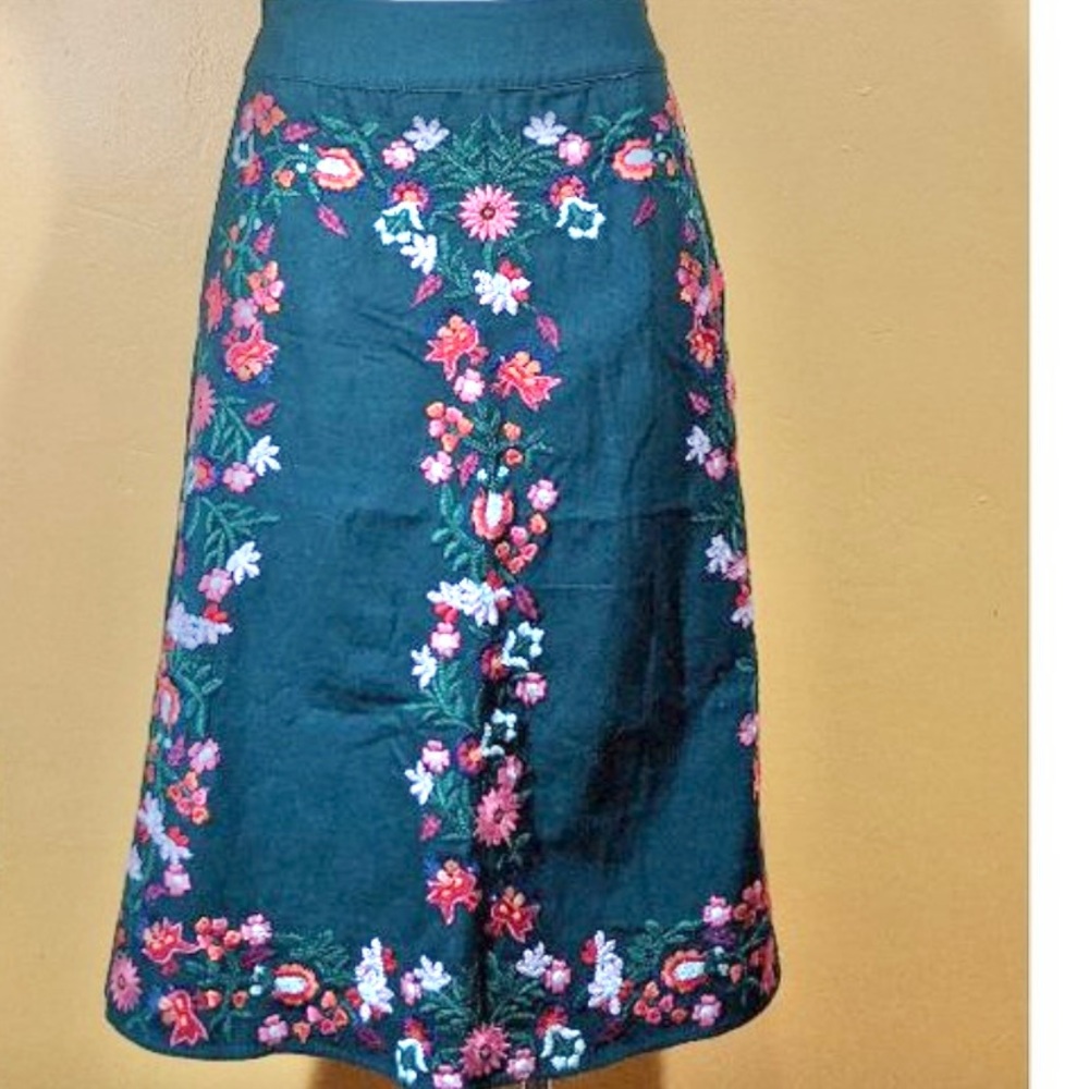 NWT Zara green skirt! Stunning! Floral embroidered details!